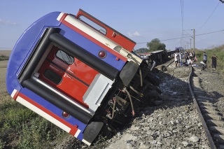 Vlak sa vykoľajil blízko dediny v provincii Tekirdag.