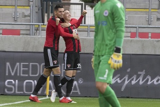 Strelec Erik Jirka (vpravo) a Senad Jarovič sa radujú z gólu.