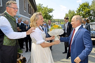 Putin prekvapil ministerku veľkou kyticou.