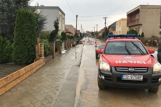 Zaplavená ulica po výdatných nočných dažďoch v jednej z obcí v Nitrianskom kraji.