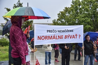 Demonštrácia občianskeho združenia Právo na bývanie pred Úradom vlády SR.