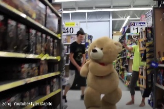 Zanechal za sebou spúšť: V známom supermarkete sa spomedzi regálov vyrútil obrovský plyšový medveď