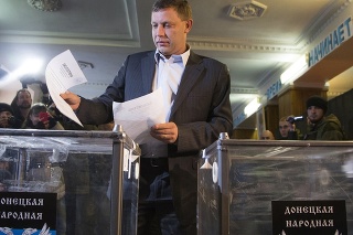 Premiér samozvanej Doneckej ľudovej republiky Alexander Zacharčenko vhadzuje hlasovacie lístky do urny počas volieb v Donecku.
