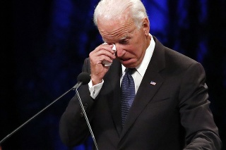 John Biden sa počas prejavu neubránil slzám.