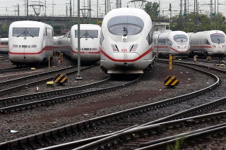 Vlaky sú odstavené počas štrajku rušňovodičov v utorok 5. mája 2015 vo Frankfurte nad Mohanom.