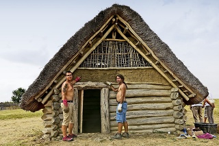 Dobrovoľníci Jakub (19) a Kamil (33) upravovali repliku pravekého domčeka.