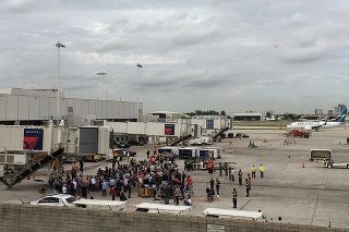 Letisko okamžite evakuovali. Ľudia však nesmú opustiť areál.