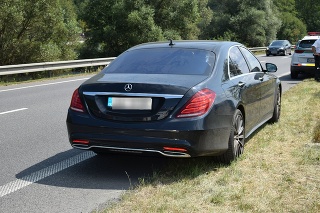 Tento Mercedes Benz ukradnutý v Česko aj s ukrajinským vodičom zadržali policajti v Ružomberku.