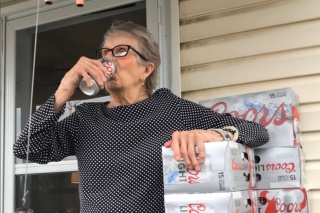 Babička Olive je milovníčkou piva. 