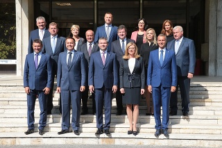 Ministri a ministerky na čele s premiérom Petrom Pellegrinim sa spoločne stretli po takmer mesiaci a pol.