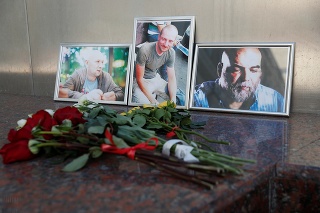 Trojica zavraždených ruských novinárov na spomienkových portrétoch