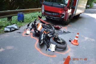 Za volantom motorky, ktorá sa zrazila s nákladiakom, sedel mladík (16) z Banskej Štiavnice.