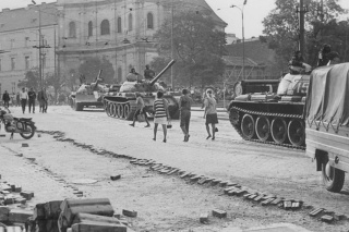 Tanky v uliciach Bratislavy: Takto to vyzeralo na dnešnom Hurbanovom námestí.