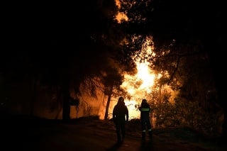 S ohňom na gréckom ostrove bojujú hasiči. 