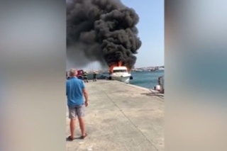 Slovenská loď v Zadare skončila v plameňoch.