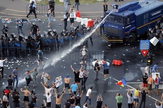 Policajti proti demonštrantom použili vodné delo.