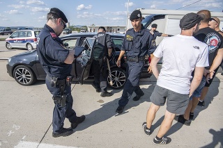 Rakúska polícia mala plné ruky práce s fanúšikmi Slovana.