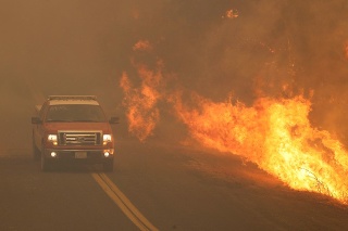 Oheň ohrozuje desiatky tisíc obyvateľov.