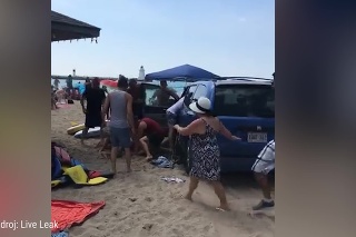 Opitý vodič takmer zrámoval ľudí na pláži: Sledujte ich reakciu, nič iné si nezaslúžil