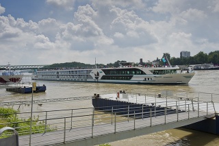 Turistická loď na Dunaji.