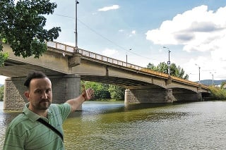 Jozef (41) z Trenčína tvrdí, že most je časovanou bombou.