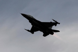 Slovensko má záujem o americké lietadlá F-16, v hre sú však aj stroje zo Švédska (ilustračné foto).