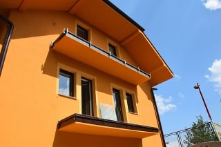 Z tohto domu v dedine pod Tatrami zlodeji ukradli zábradlie z troch balkonov. 