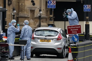 Príslušníci britskej protiteroristickej jednotky prehľadali v súvislosti s utorňajším útokom pred parlamentom v Londýne tri nehnuteľnosti v anglickom regióne Midlands.