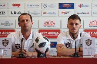 Na snímke zľava tréner Trnavy Radoslav Látal a stredopoliar Trnavy Lukáš Greššák.