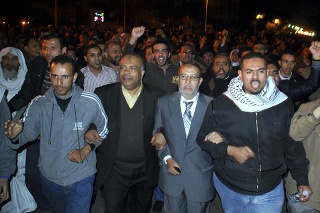 Poprední predstavitelia egyptského radikálneho opozičného hnutia Moslimské bratstvo Essam al-Erian (uprostred vpravo) a Saad al-Katátní (uprostred vľavo).