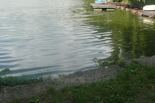 Viktor Zvolenský († 23) sa utopil neďaleko brehu v tejto nádrži v Jasove.