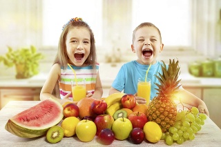 Zdravé aj škodlivé: Ovocie zvyšuje kyslosť v ústach a tá narúša sklovinu. Tým sa otvára cesta k vzniku zubného kazu.