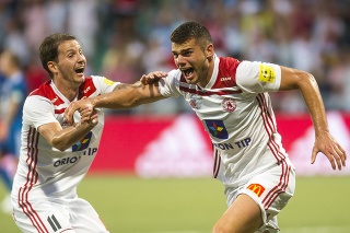 Na snímke vľavo Joey Sleegers a vpravo Antonio Mance (obaja AS Trenčín) oslavujú štvrtý gól.