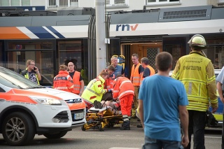 Záchranári pomáhali zraneným. 