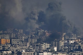 Dym nad domami v pásme Gazy.