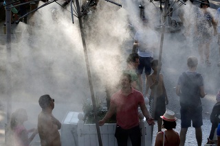 Ľudia sa počas horúčav snažia ochladiť aj vodnou parou.