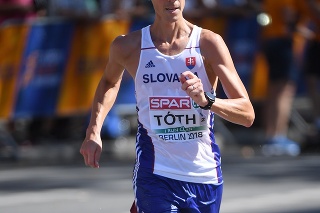  Slovenský chodec Matej Tóth finišuje do cieľa na druhej priečke.