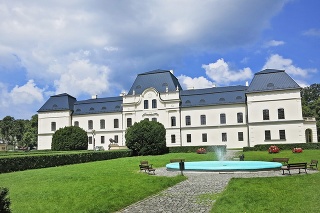 Komplex humenského kaštieľa, resp. zámku patrí k najvyhľadávanejším miestam regiónu pre nádherný park a bohatú históriu.