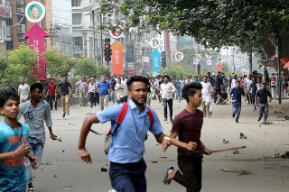 Protestujúci študenti utekajú z miesta demonštrácie.