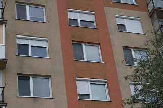 Za oknami bytu na 5. poschodí sa strieľalo. 