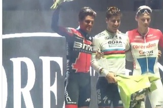 Peter Sagan (v strede) vyhral v Belgicku aj tretie kritériu.