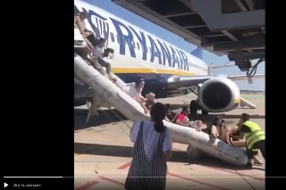 Cestujúcich museli z lietadla evakuovať.