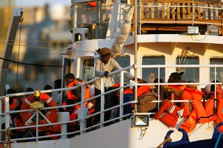 Kontroverzná loď Lifeline s migrantmi na palube dorazila na Maltu.
