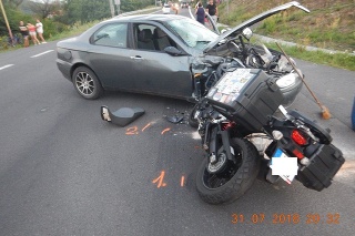 Mladý vodič (21) motorkárom neda prednosť, s vážnymi zraneniami ich previezli do nemocnice.
