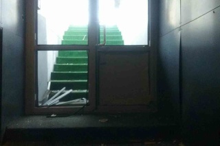 Výbuch vyrazil sklo na vstupných dverách do herne.