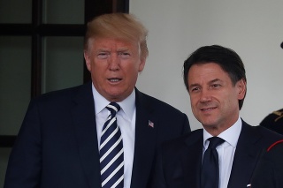 Giuseppe Conte a Donald Trump sa stretli v Bielom dome.