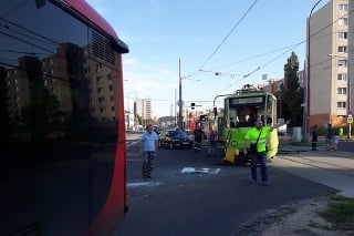Zrážka autobusu a električky v bratislavskej Dúbravke.
