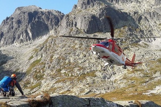 Českých horolezcov v piatok ratovali vo Vysokých Tatrách horskí, leteckí a pozemní záchranári. 