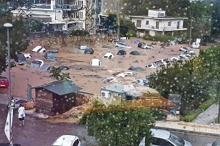 26.7.2018 - Povodne zničili v Grécku desiatky áut.