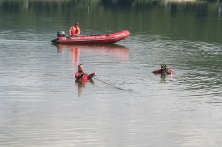 Po Jarovi hodiny pátrali hasiči na člne a aj potápači. Telo našli až v piatok okolo poludnia.